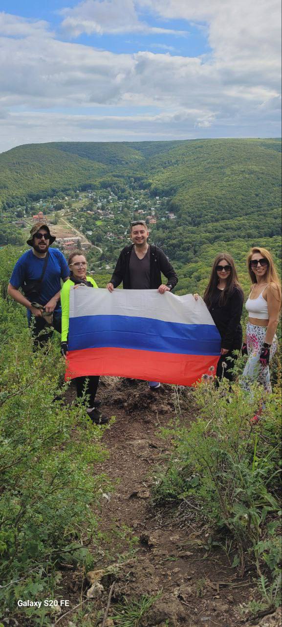 Пресс-релиз от 21.08.2024 «С Российским триколором по просторам Самарской Луки»